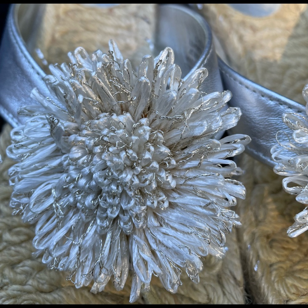 Anne Klein silver sandals with a raffia flower. - Picture 3 of 6